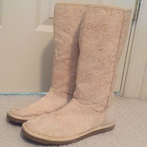 White/tan Ugg boots